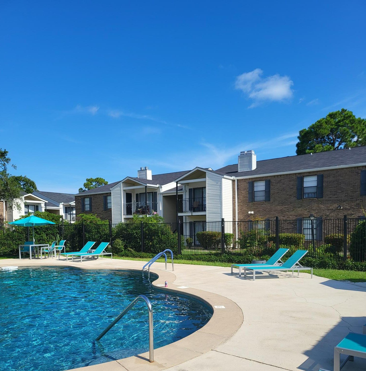 Edgewater Pointe Apartments Exterior Swimming Pool View by Corinthian Asset Management
