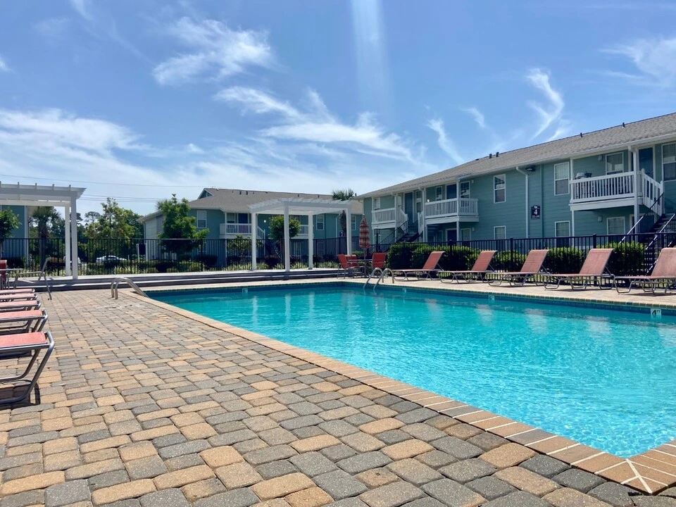 Palm Isle Apartment Homes Exterior Swimming Pool View in Biloxi, MS Photo