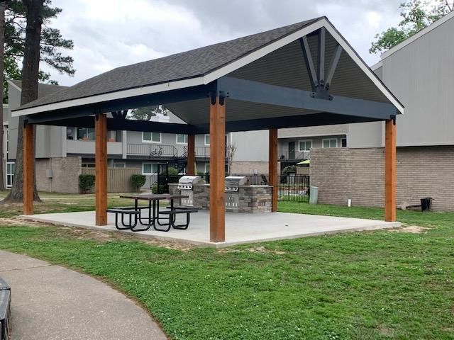 Trailwood Village Apartments Exterior Outdoor Kitchen View